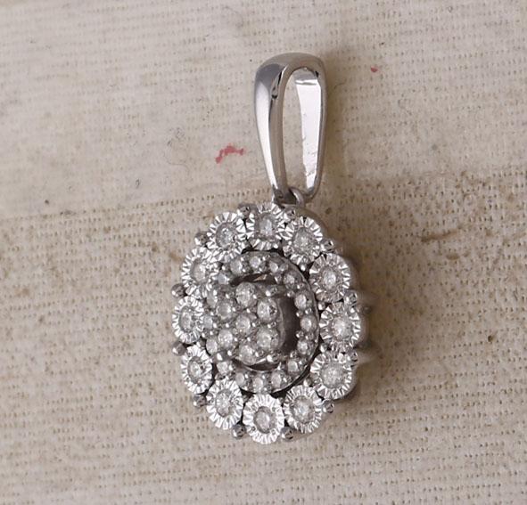 10kt White Gold Womens Round Diamond Fashion Halo Cluster Pendant 1/6 Cttw