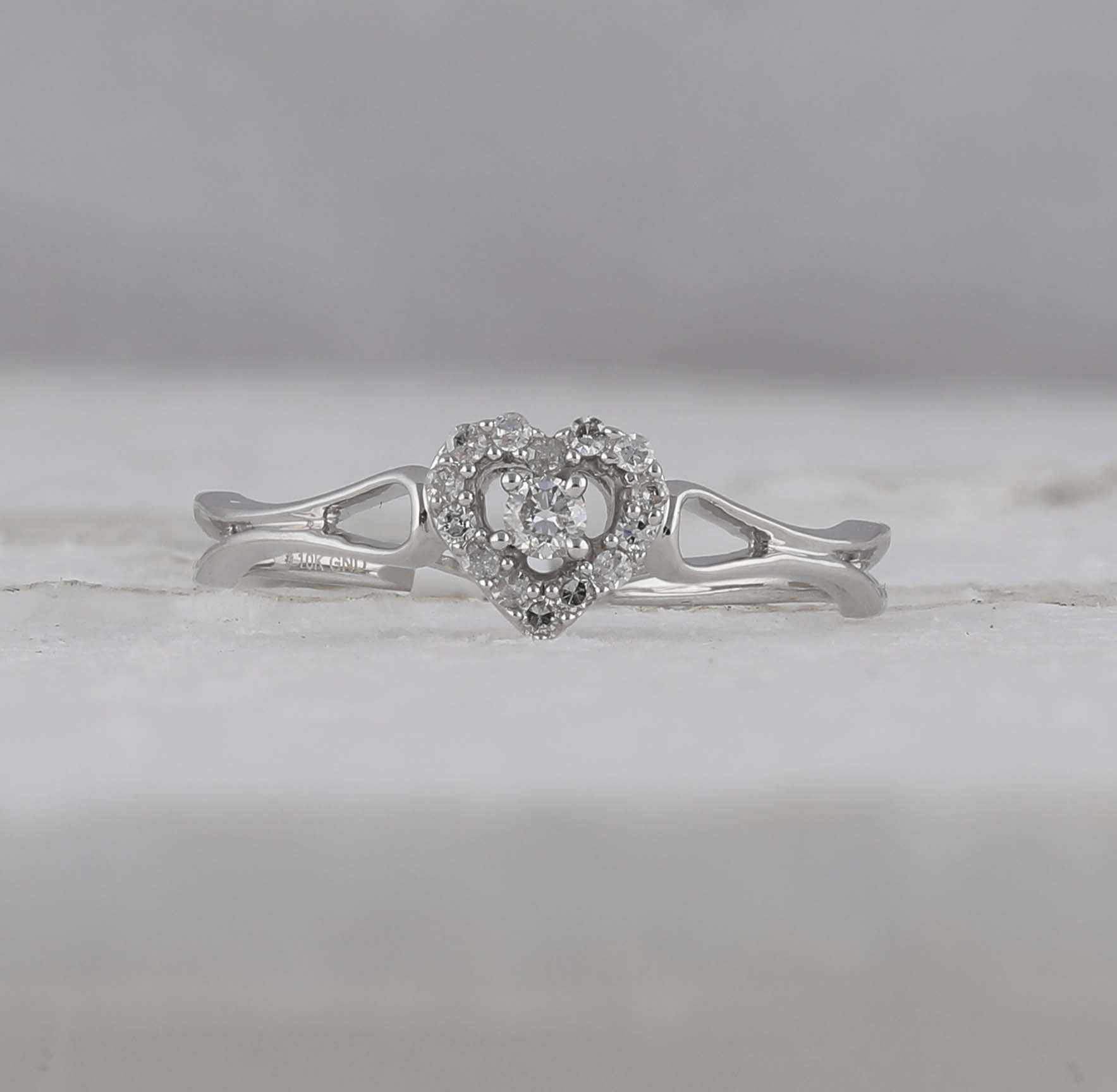 10kt White Gold Womens Round Diamond Heart Promise Ring 1/8 Cttw