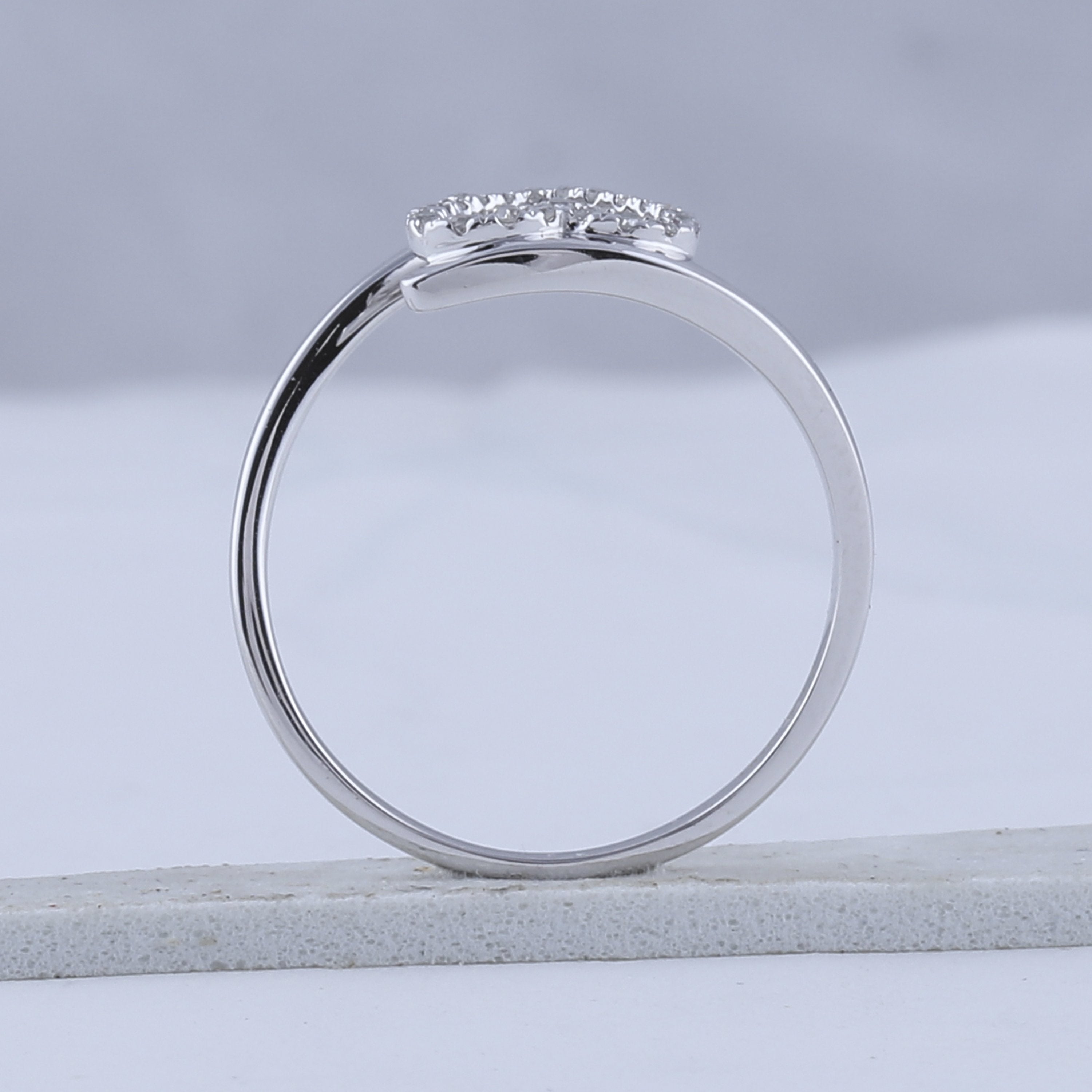 10kt White Gold Womens Round Diamond Held Heart Ring 1/8 Cttw