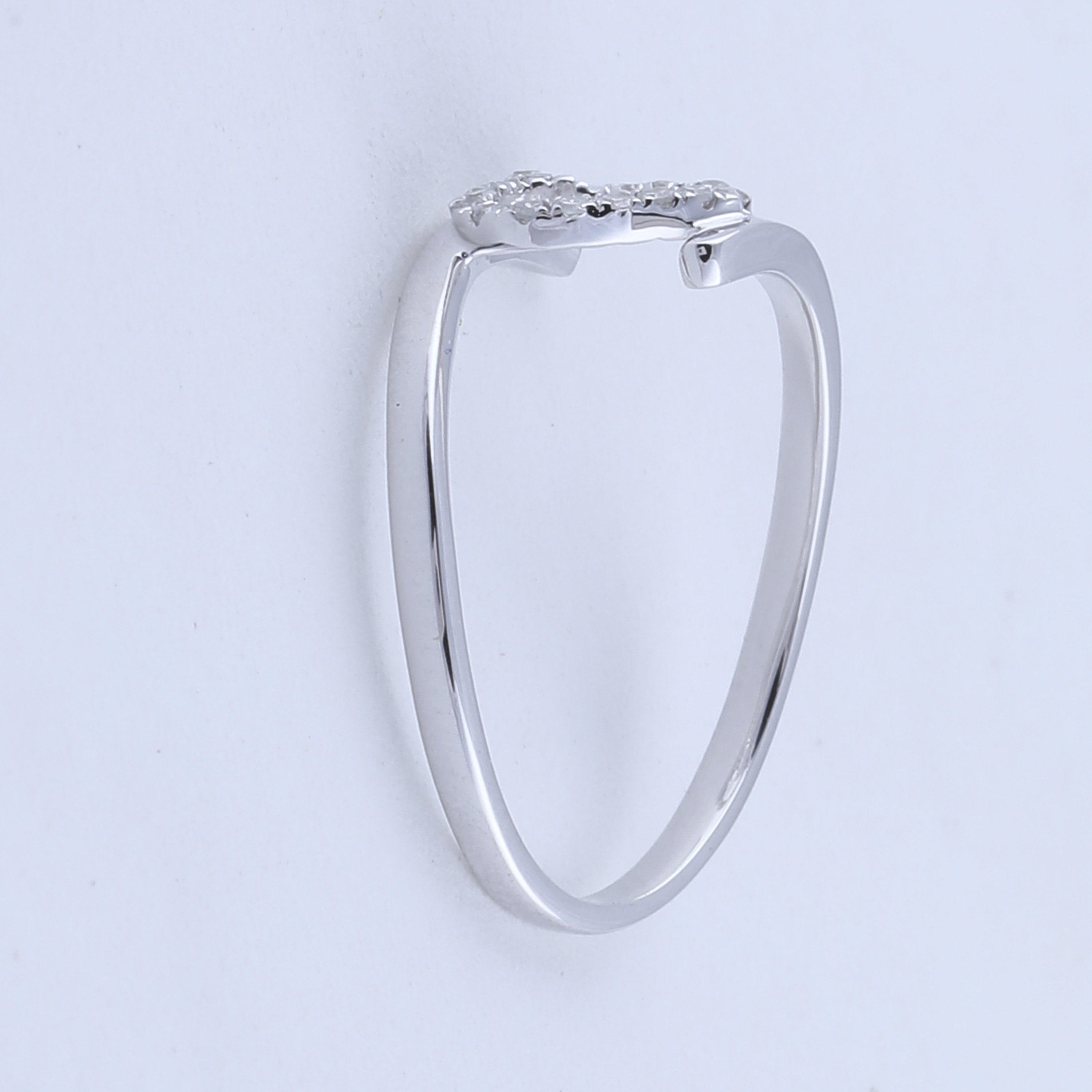 10kt White Gold Womens Round Diamond Held Heart Ring 1/8 Cttw