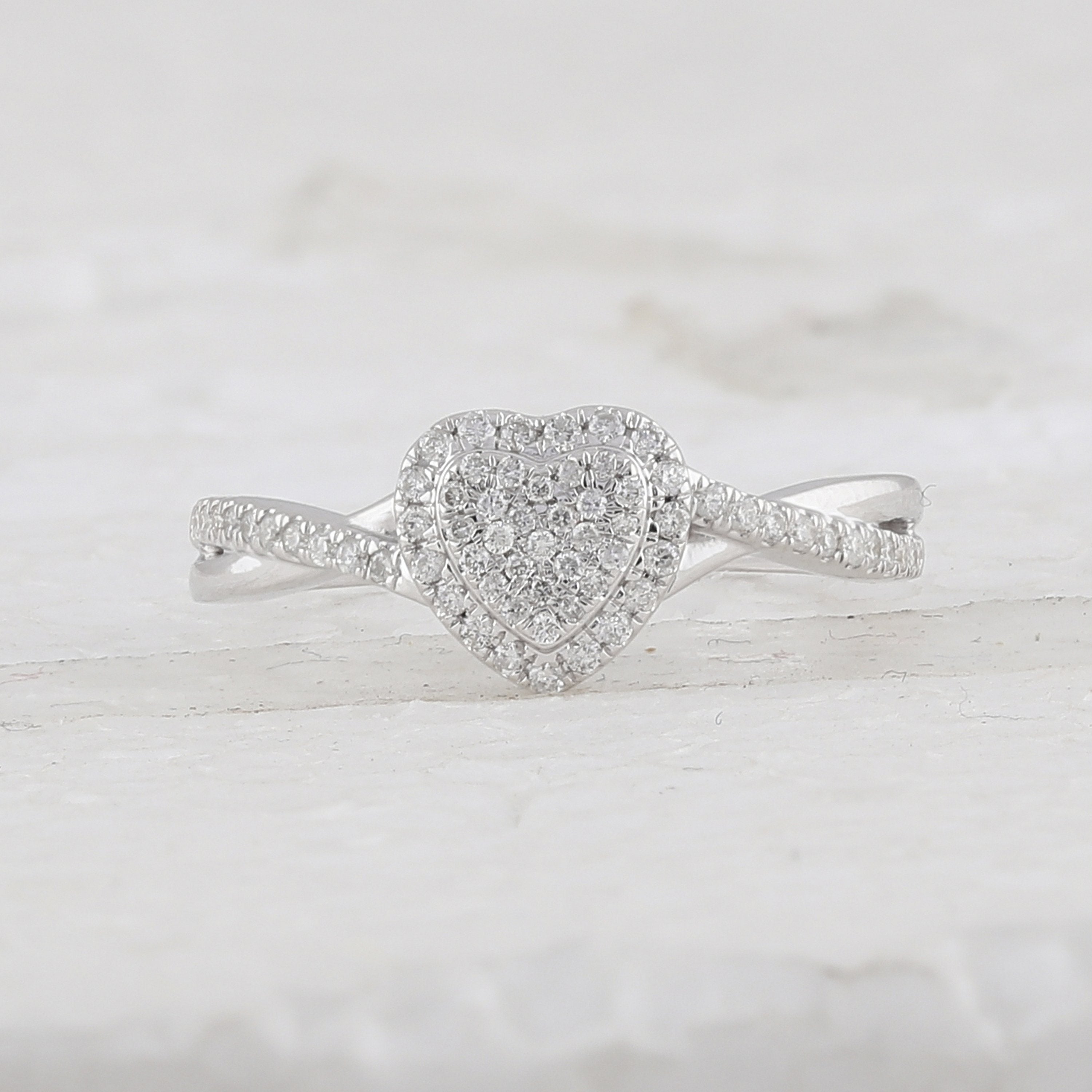 10kt White Gold Womens Round Diamond Heart Ring 1/4 Cttw