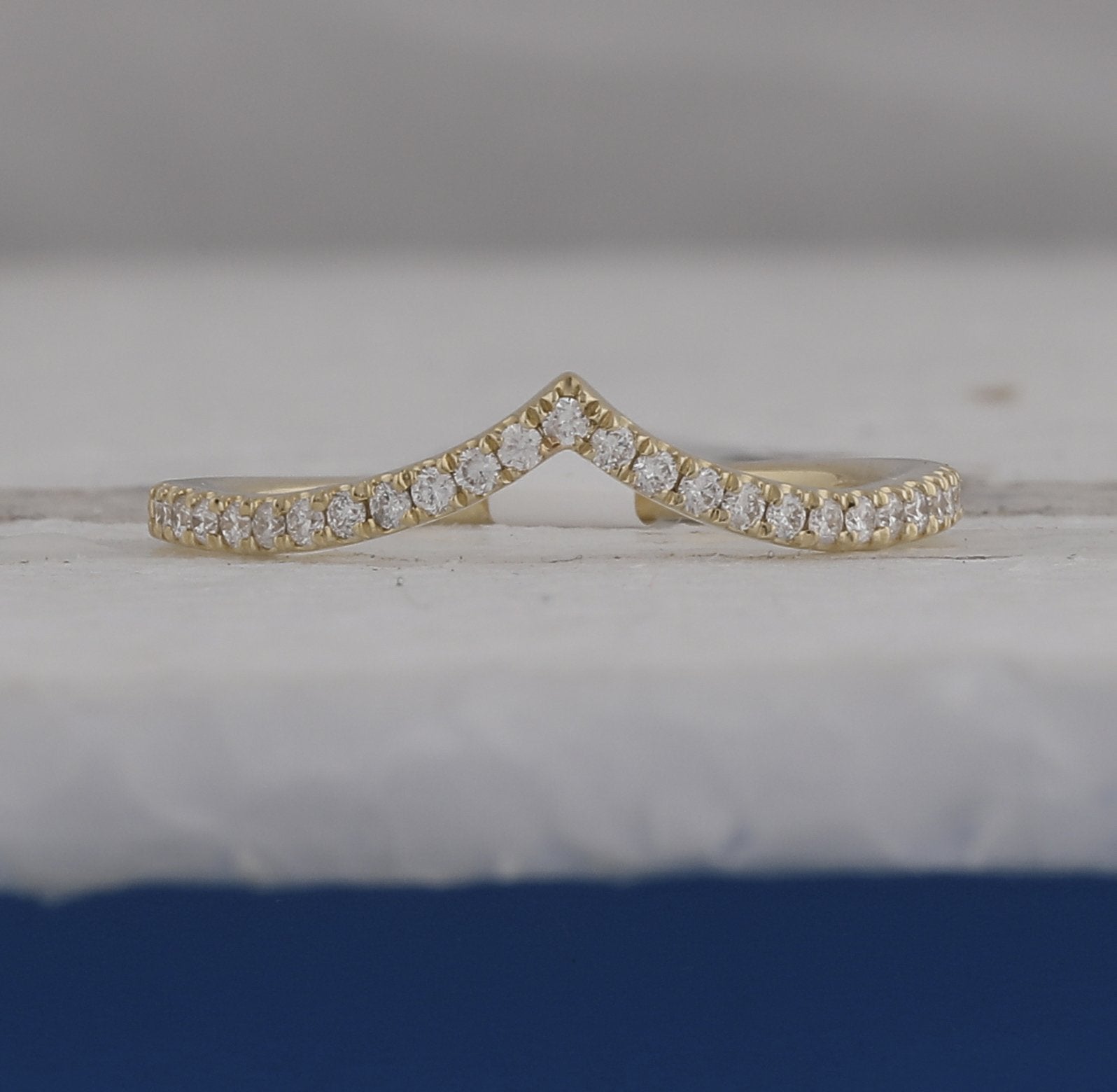 10kt Yellow Gold Womens Round Diamond Chevron Stackable Band Ring 1/5 Cttw